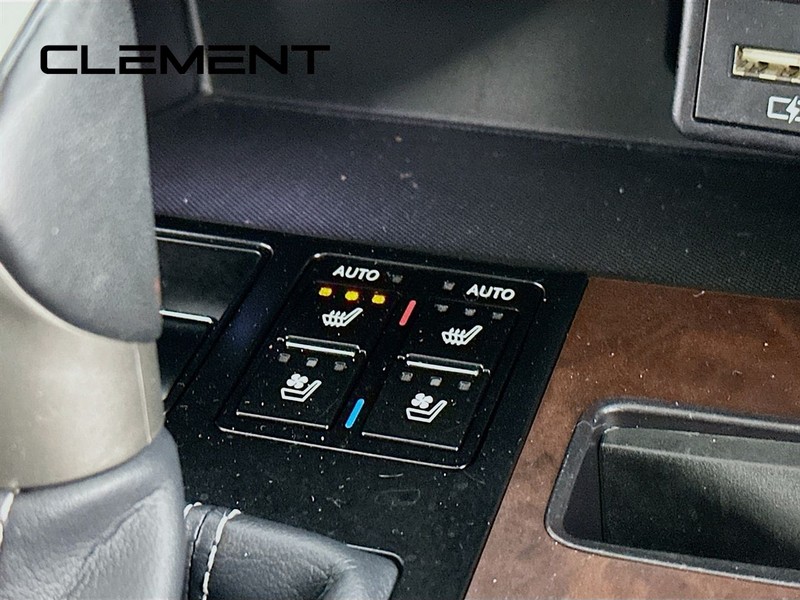 Lexus RX Vehicle Full-screen Gallery Image 23