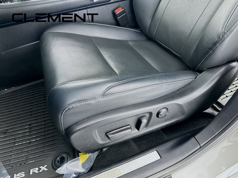 Lexus RX Vehicle Full-screen Gallery Image 29