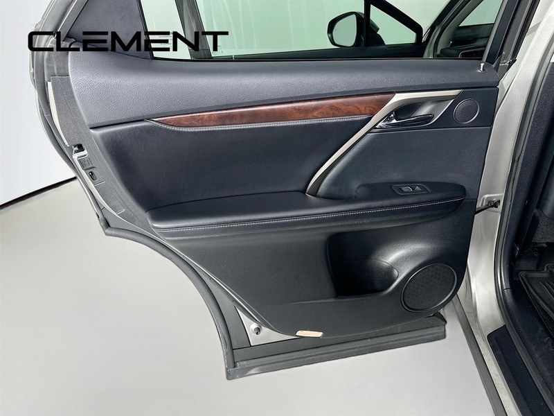 Lexus RX Vehicle Full-screen Gallery Image 31