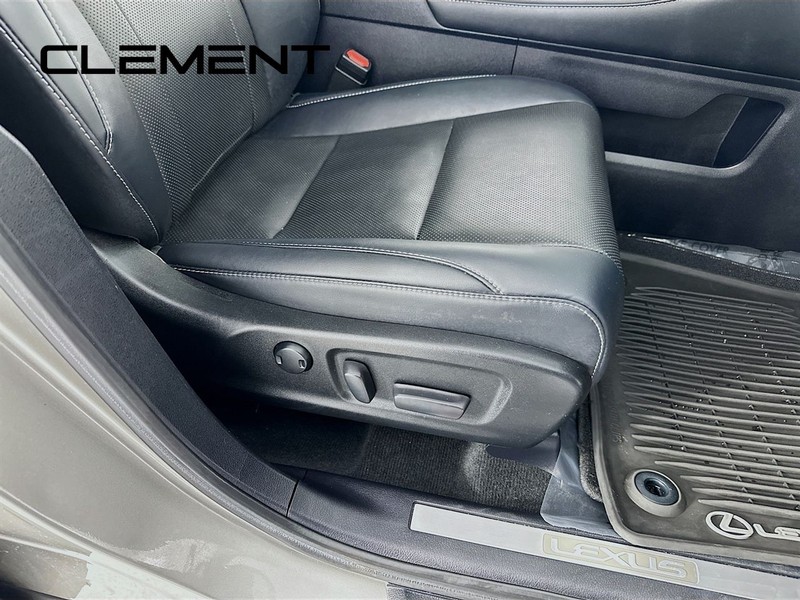 Lexus RX Vehicle Full-screen Gallery Image 33