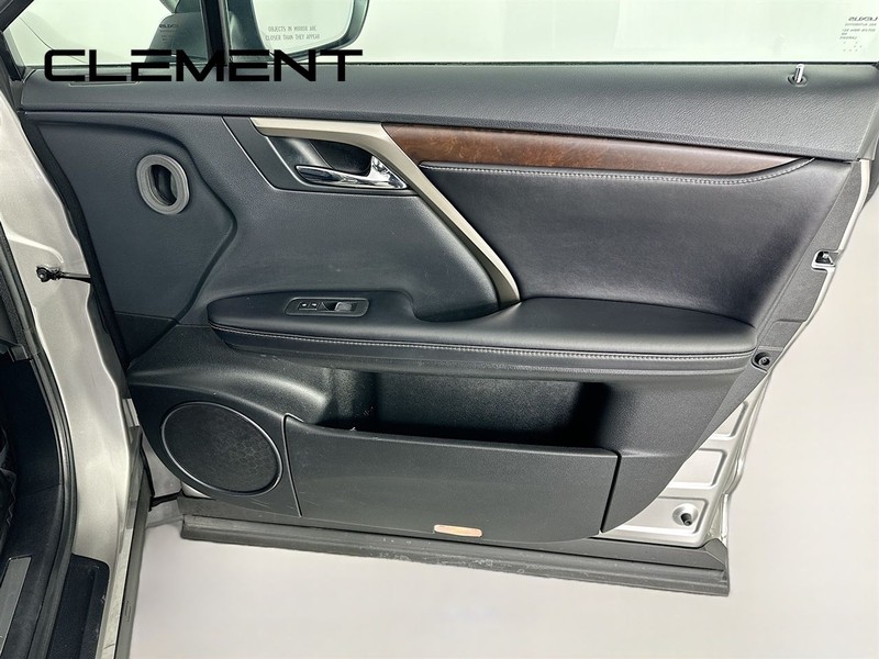 Lexus RX Vehicle Full-screen Gallery Image 35