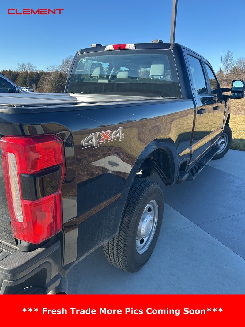 Ford Super Duty F-350 SRW Vehicle Image 02