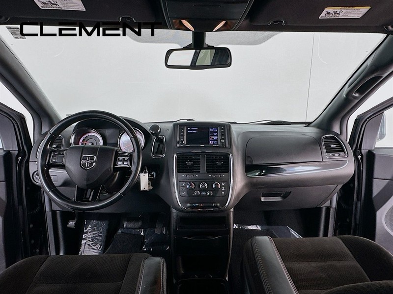 Dodge Grand Caravan Vehicle Full-screen Gallery Image 12