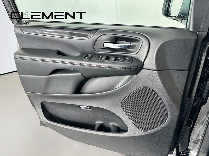 Dodge Grand Caravan Vehicle Full-screen Gallery Image 26