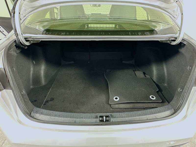 Toyota Corolla Vehicle Full-screen Gallery Image 8