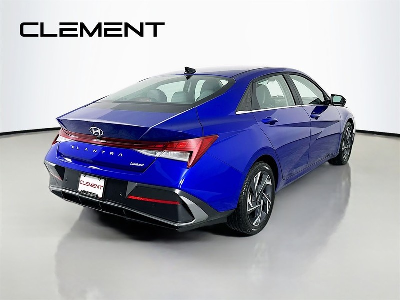 Hyundai Elantra Vehicle Full-screen Gallery Image 7