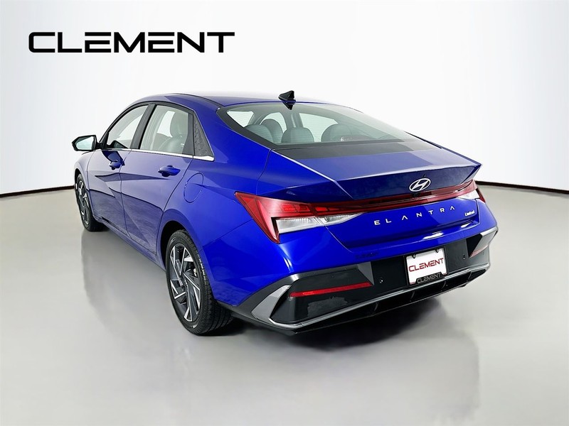 Hyundai Elantra Vehicle Full-screen Gallery Image 10