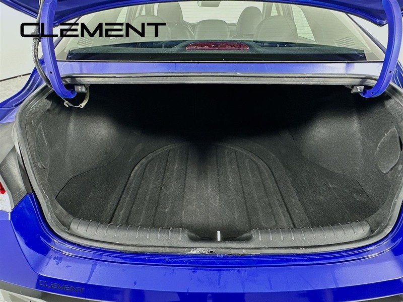 Hyundai Elantra Vehicle Full-screen Gallery Image 11