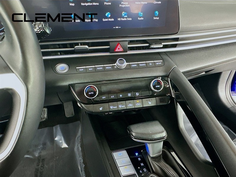 Hyundai Elantra Vehicle Full-screen Gallery Image 22