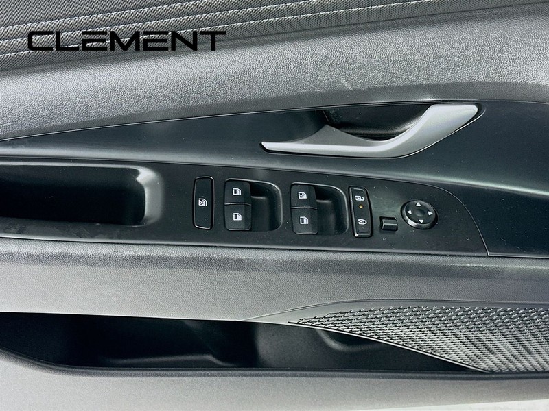 Hyundai Elantra Vehicle Full-screen Gallery Image 28