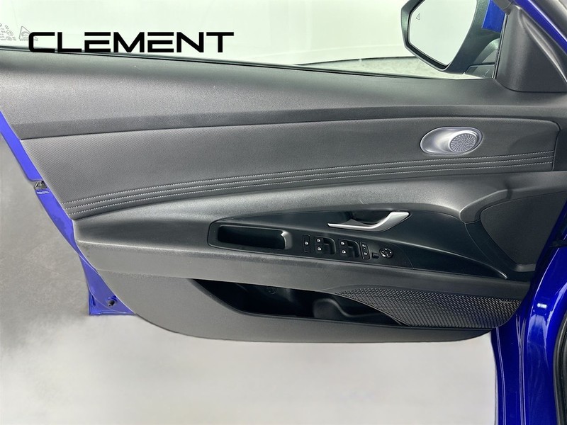 Hyundai Elantra Vehicle Full-screen Gallery Image 29