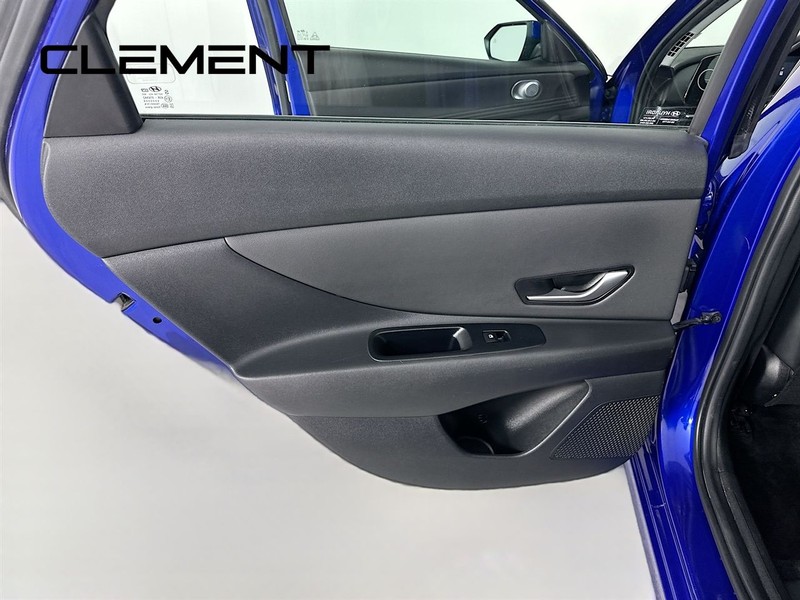 Hyundai Elantra Vehicle Full-screen Gallery Image 32