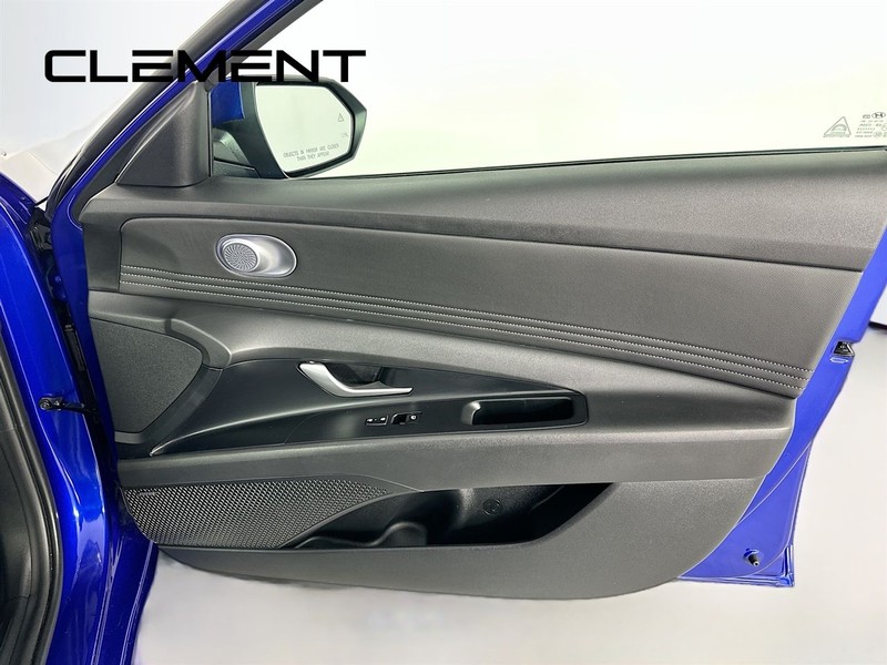 Hyundai Elantra Vehicle Full-screen Gallery Image 36