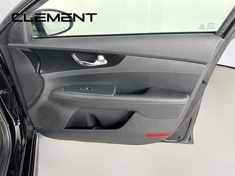 Kia Forte Vehicle Full-screen Gallery Image 32