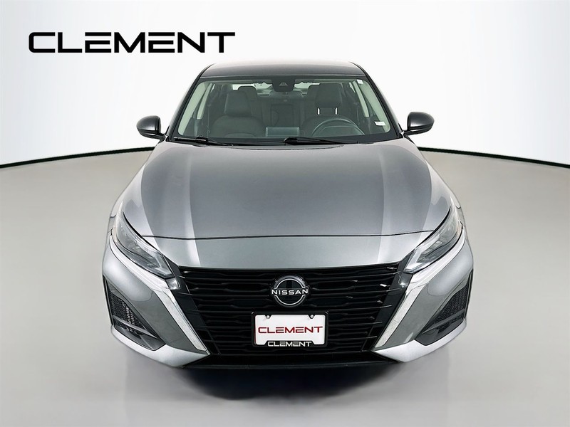 Nissan Altima Vehicle Full-screen Gallery Image 3