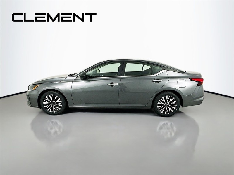 Nissan Altima Vehicle Full-screen Gallery Image 6