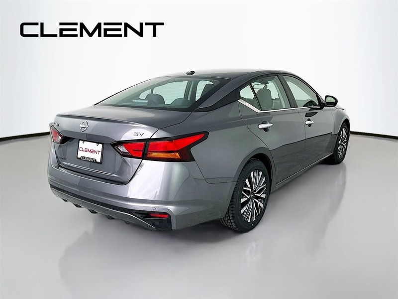 Nissan Altima Vehicle Full-screen Gallery Image 7