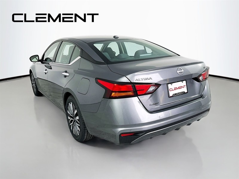 Nissan Altima Vehicle Full-screen Gallery Image 10
