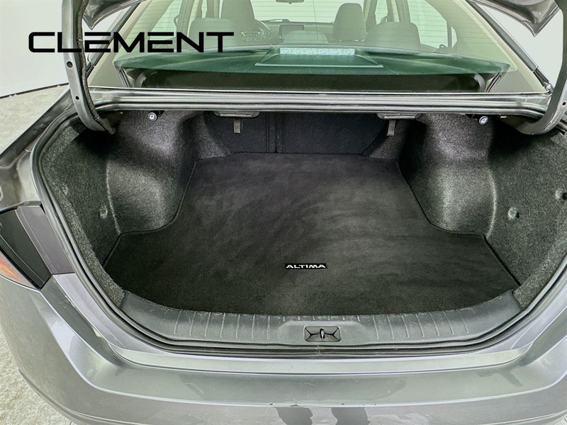 Nissan Altima Vehicle Full-screen Gallery Image 11