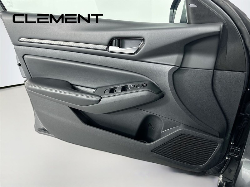 Nissan Altima Vehicle Full-screen Gallery Image 26