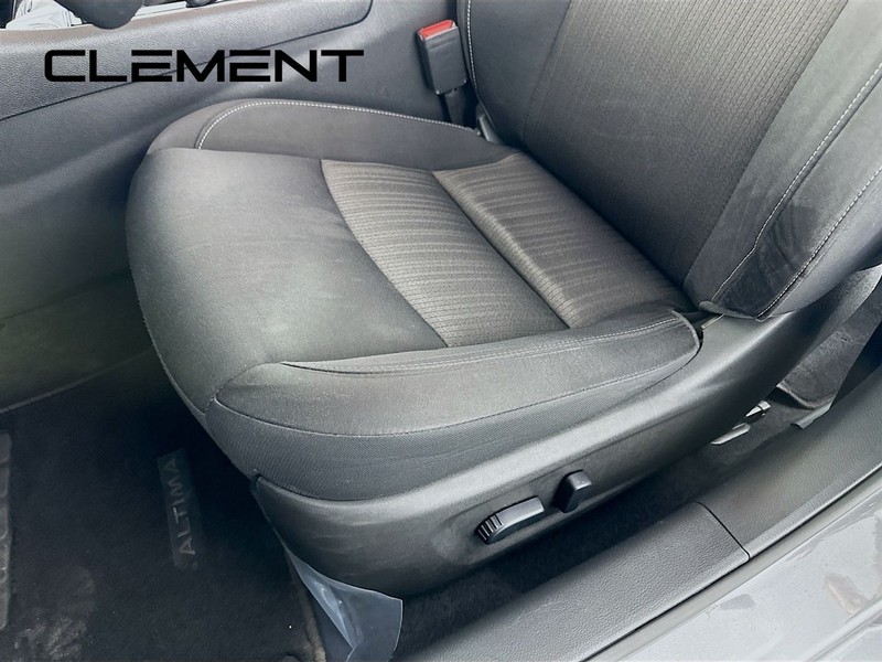 Nissan Altima Vehicle Full-screen Gallery Image 27