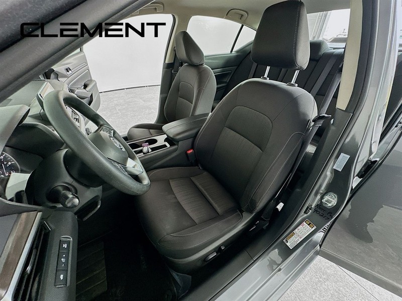 Nissan Altima Vehicle Full-screen Gallery Image 28