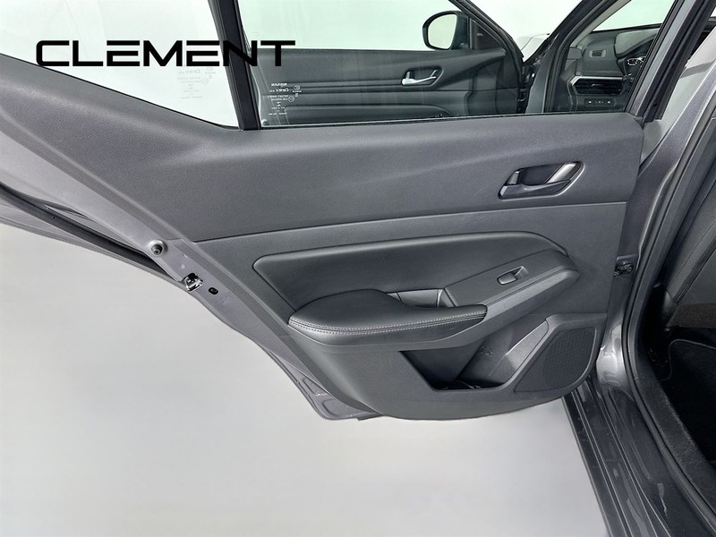 Nissan Altima Vehicle Full-screen Gallery Image 29