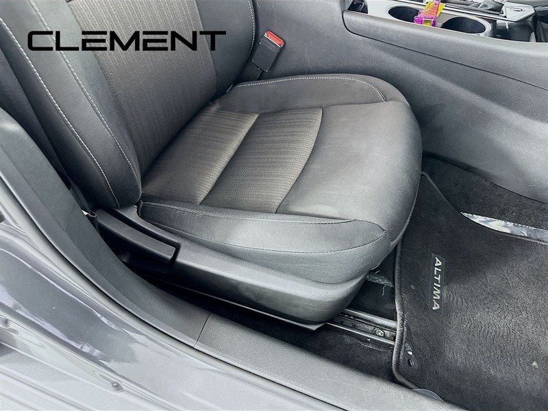 Nissan Altima Vehicle Full-screen Gallery Image 31