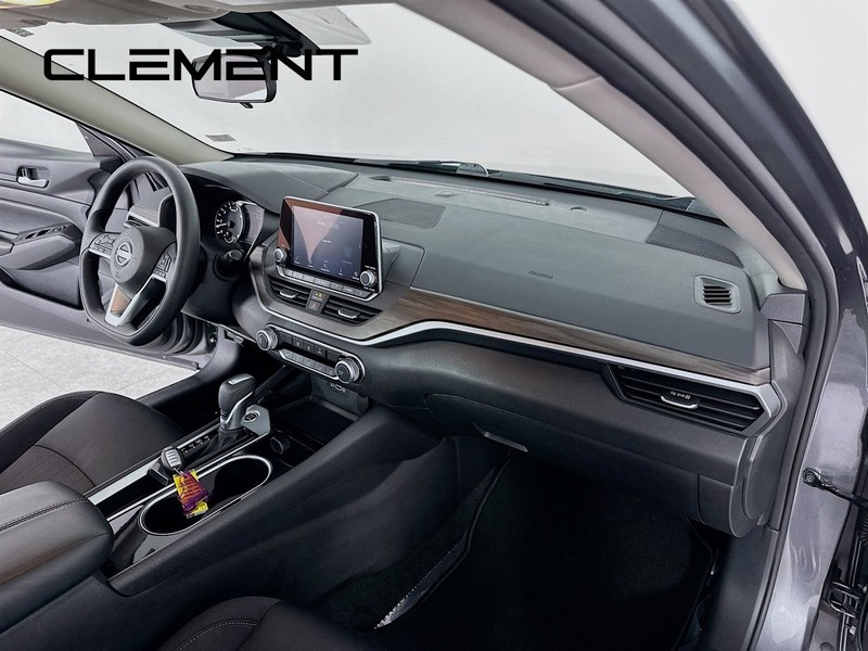 Nissan Altima Vehicle Full-screen Gallery Image 32