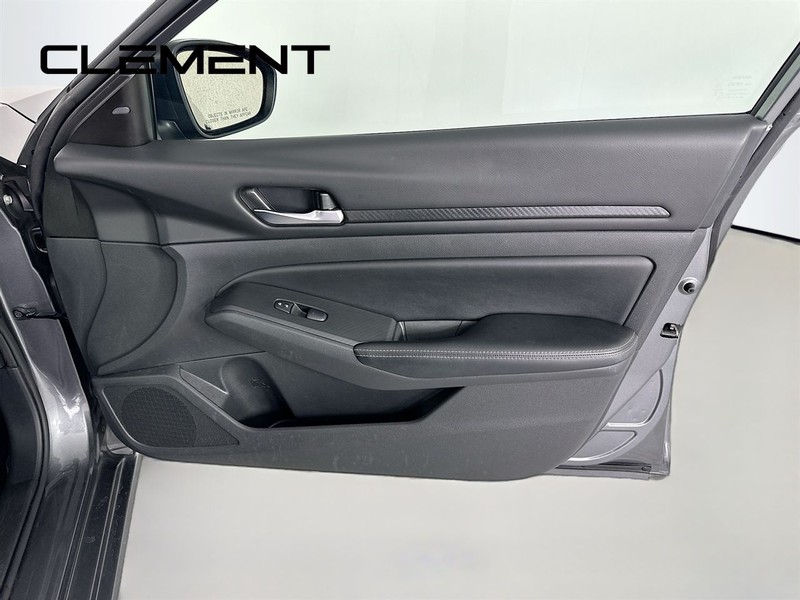 Nissan Altima Vehicle Full-screen Gallery Image 33