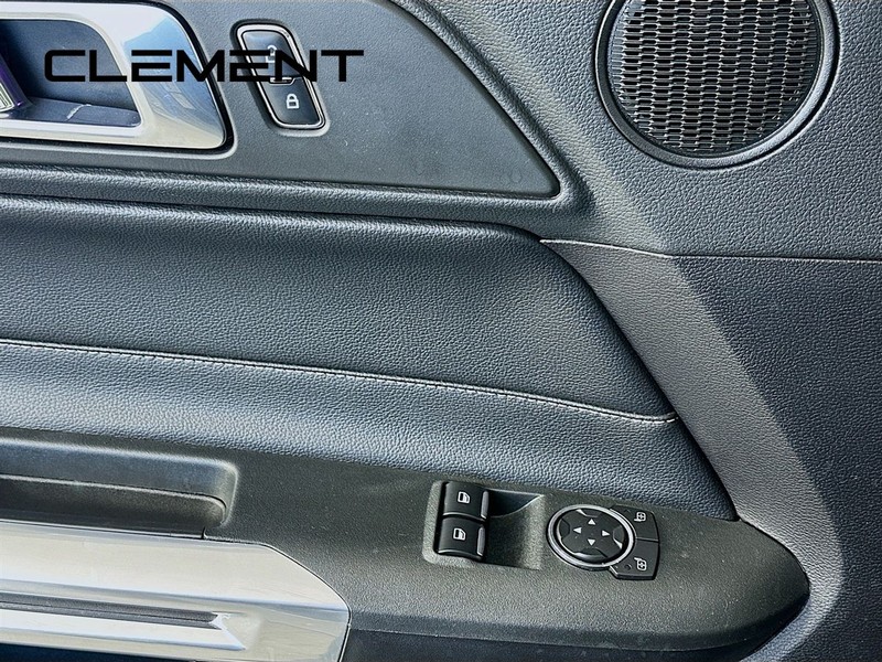 Ford Mustang Vehicle Full-screen Gallery Image 26