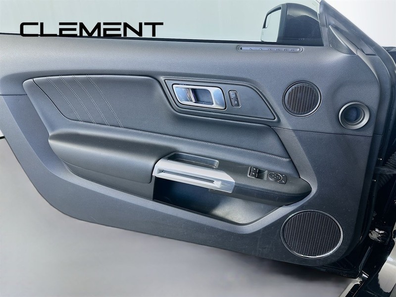 Ford Mustang Vehicle Full-screen Gallery Image 27