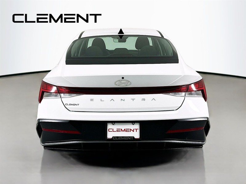 Hyundai Elantra Vehicle Image 07