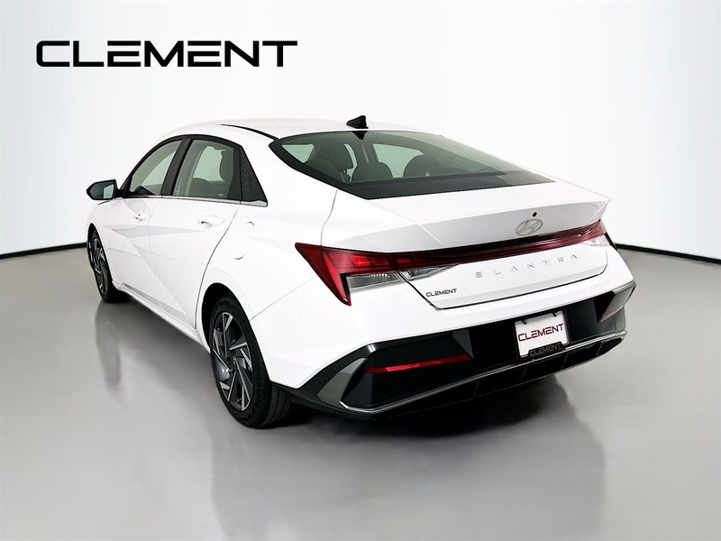 Hyundai Elantra Vehicle Image 08