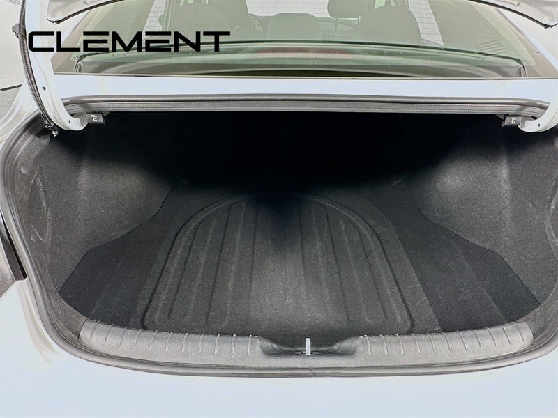 Hyundai Elantra Vehicle Image 10