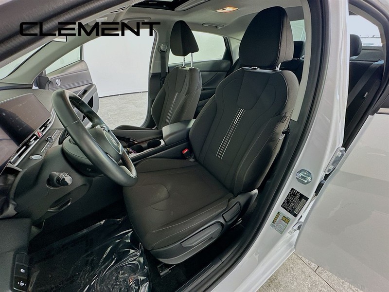 Hyundai Elantra Vehicle Image 30