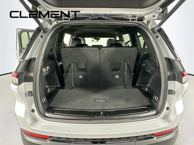 Jeep Grand Cherokee L Vehicle Full-screen Gallery Image 11