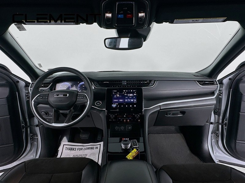 Jeep Grand Cherokee L Vehicle Full-screen Gallery Image 12