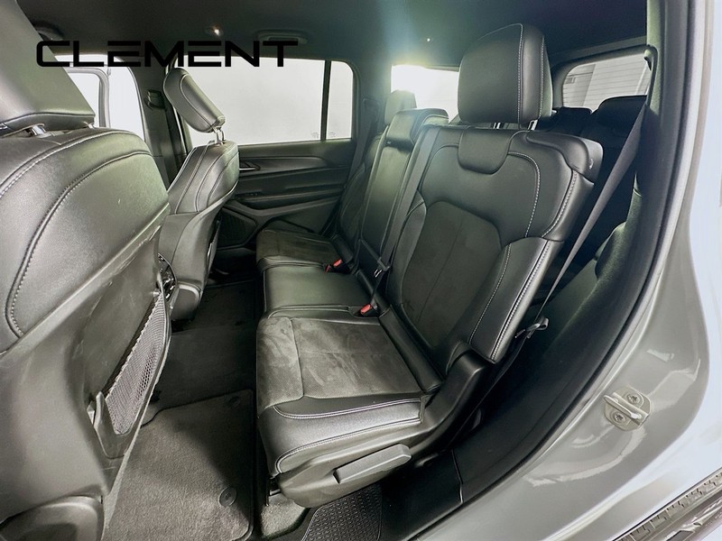 Jeep Grand Cherokee L Vehicle Full-screen Gallery Image 31