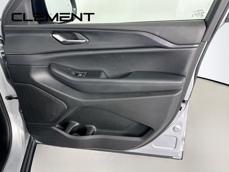 Jeep Grand Cherokee L Vehicle Full-screen Gallery Image 36