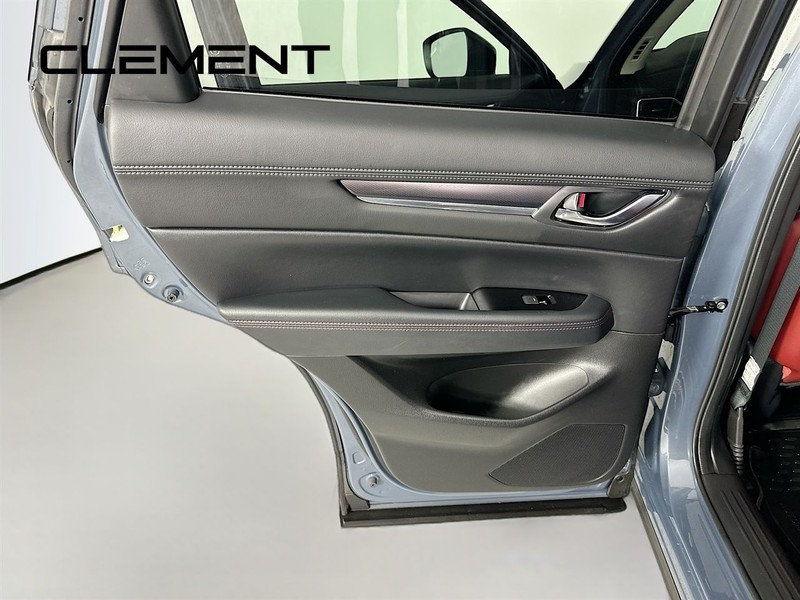 Mazda CX-5 Vehicle Full-screen Gallery Image 30