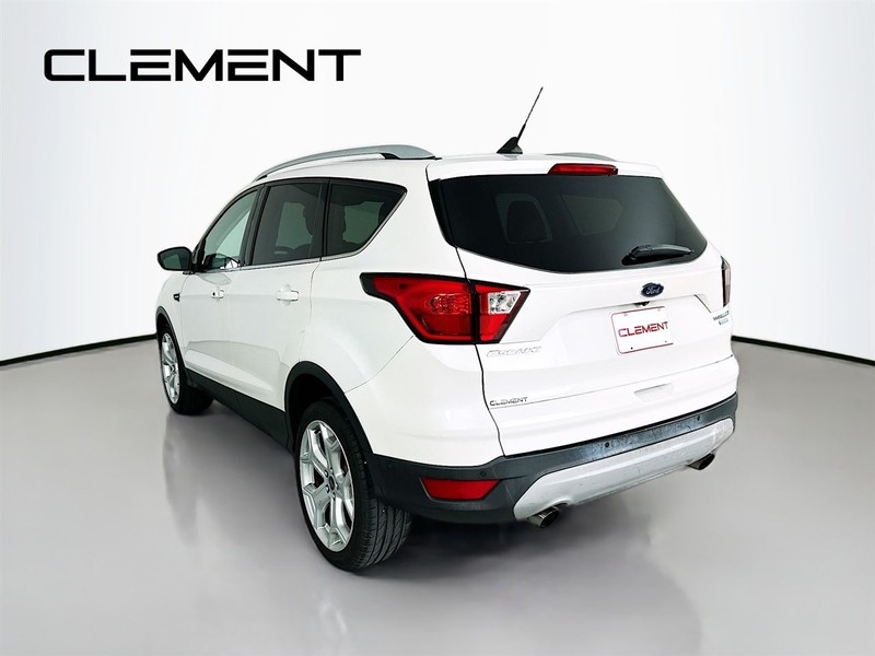 Ford Escape Vehicle Full-screen Gallery Image 10