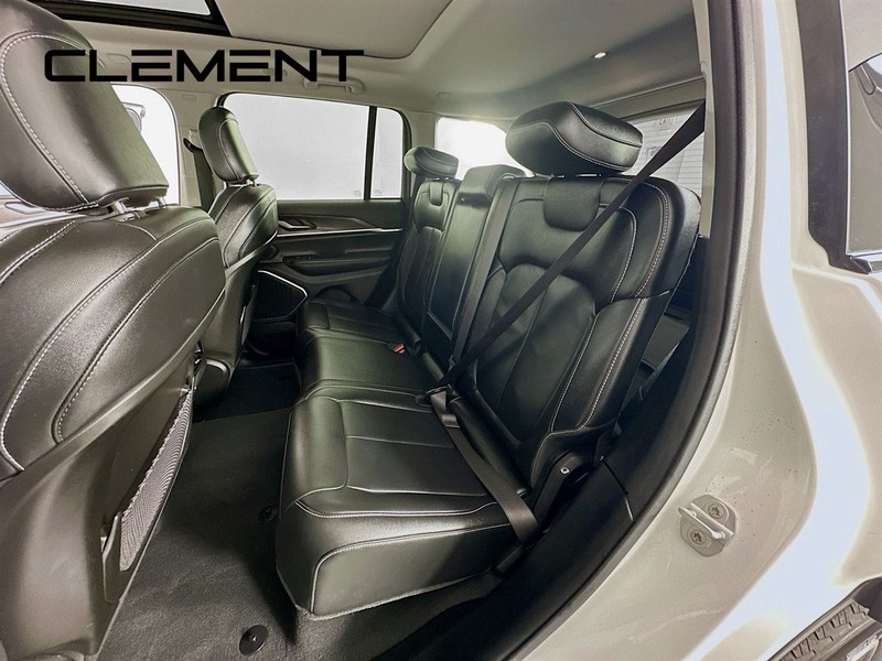 Jeep Grand Cherokee 4xe Vehicle Full-screen Gallery Image 33