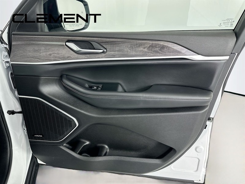 Jeep Grand Cherokee 4xe Vehicle Full-screen Gallery Image 36