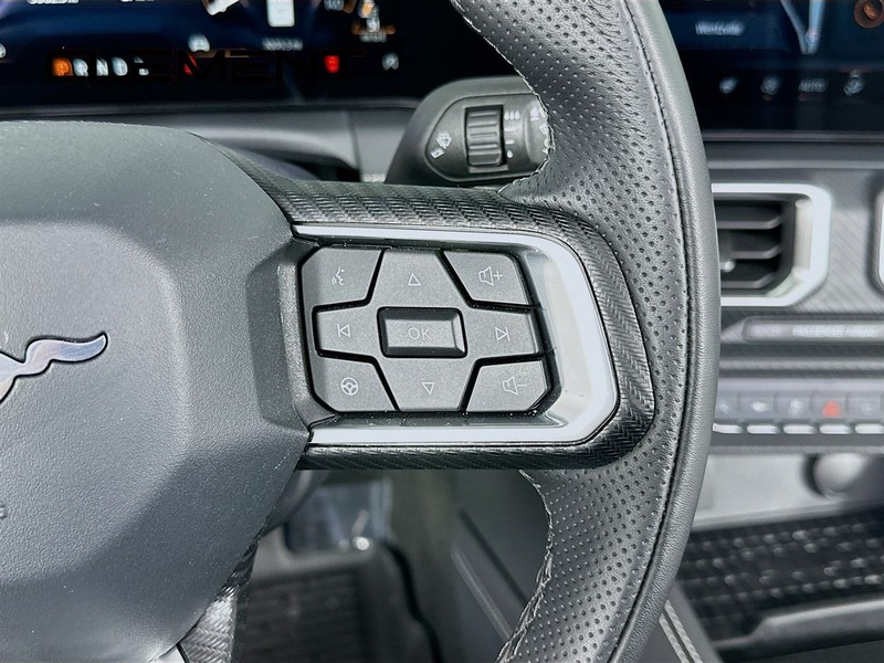 Ford Mustang Vehicle Full-screen Gallery Image 17