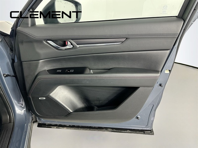 Mazda CX-5 Vehicle Full-screen Gallery Image 36