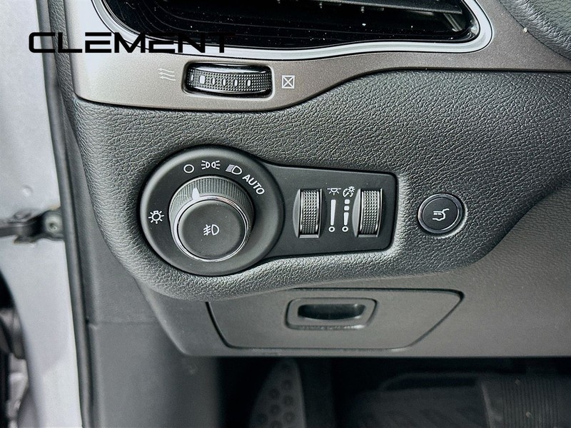 Jeep Cherokee Vehicle Full-screen Gallery Image 14