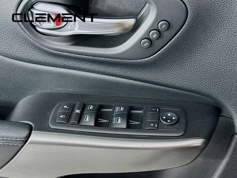 Jeep Cherokee Vehicle Full-screen Gallery Image 26