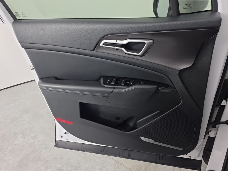 Kia Sportage Vehicle Full-screen Gallery Image 23