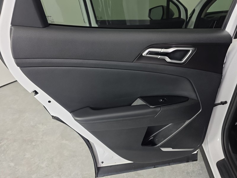 Kia Sportage Vehicle Full-screen Gallery Image 26